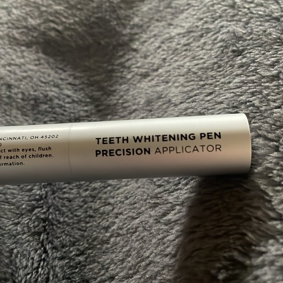 2 for $25 or 5 for $50 🩵 ARC Precision Teeth Whitening Pen - Picture 3 of 4